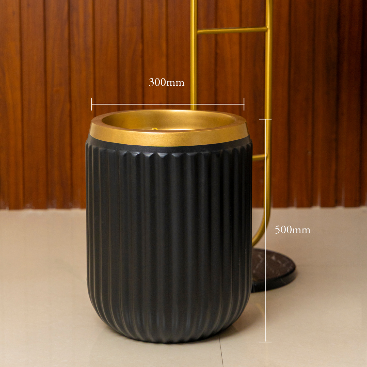 Söul Planter - Black with golden rim