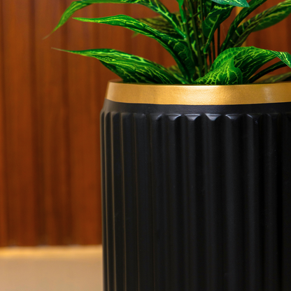 Söul Planter - Black with golden rim